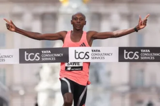 queniano-se-torna-o-primeiro-a-completar-maratona-em-menos-de-duas-horas
