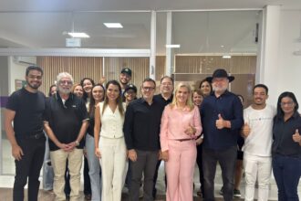 dra.-angela-recebe-pre-candidato-ao-senado-mauro-carlesse-na-facit