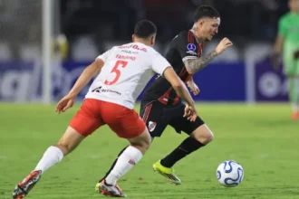 bragantino-erra-penalti,-tem-expulso-e-perde-para-river-com-gol-no-final