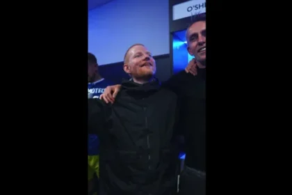 acionista,-ed-sheeran-celebra-retorno-de-clube-a-premier-league