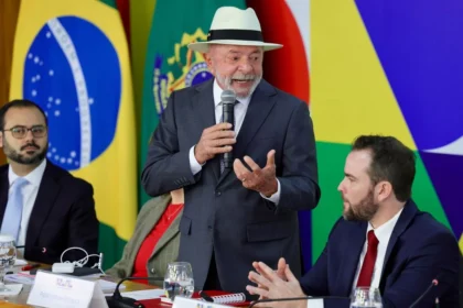 lula-anuncia-novo-desenrola-para-quem-ganha-ate-r$-8,1-mil;-iniciativa-preve-descontos-de-30%-a-90%