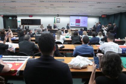 representantes-de-farmaceuticos-e-donos-de-farmacias-divergem-sobre-piso-salarial