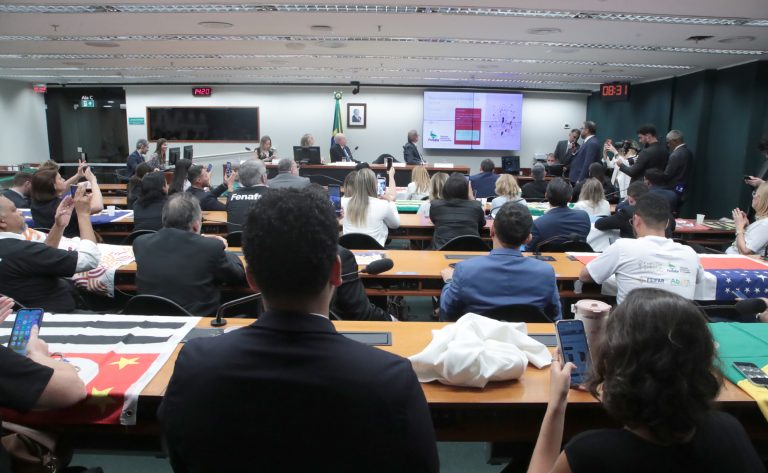 representantes-de-farmaceuticos-e-donos-de-farmacias-divergem-sobre-piso-salarial