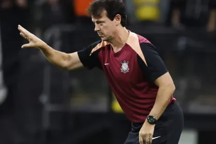 diniz-exalta-forca-do-corinthians-para-arrancar-empate-com-o-santa-fe:-‘foi-na-superacao’