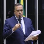 comissao-aprova-proposta-para-regular-relacao-entre-carros-e-bicicletas-no-transito