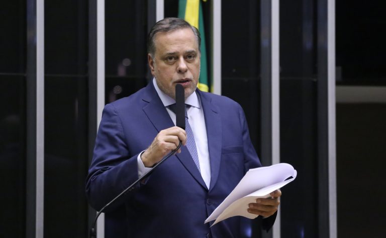 comissao-aprova-proposta-para-regular-relacao-entre-carros-e-bicicletas-no-transito