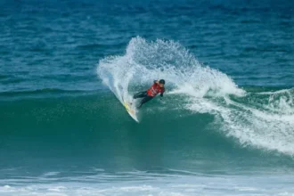 filipe-toledo-surfa-ao-lado-de-golfinhos-em-gold-coast:-‘coisas-que-so-o-surfe-proporciona’