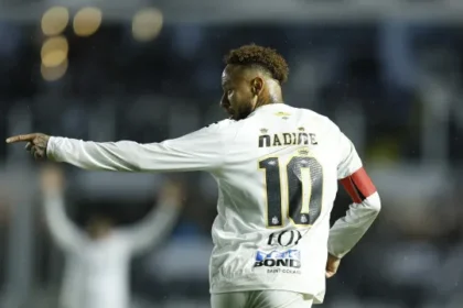 neymar-soma-16-participacoes-em-gols-em-18-jogos