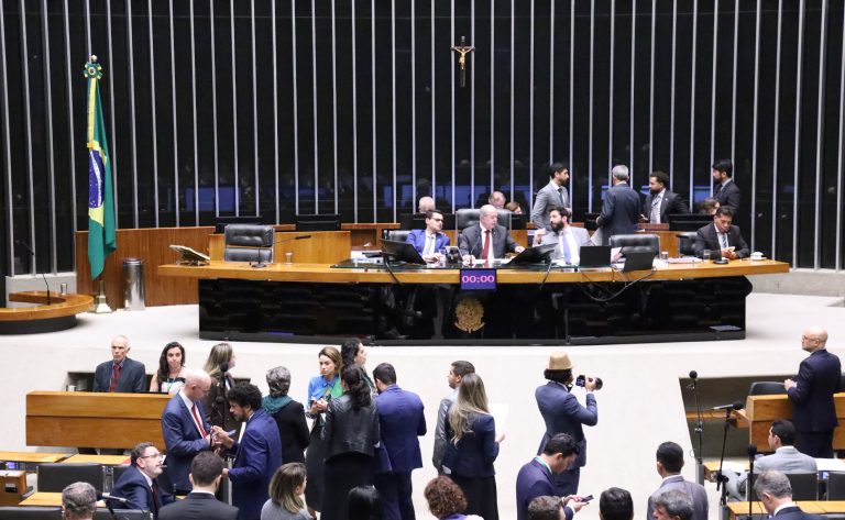 camara-aprova-proposta-que-regulamenta-aposentadoria-compulsoria-de-empregados-publicos-aos-75-anos