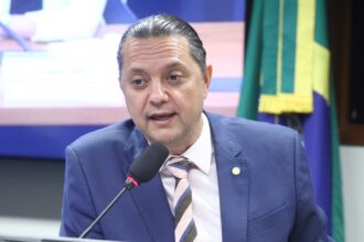 comissao-aprova-cordao-de-fita-roxa-como-simbolo-para-identificar-pessoas-com-alzheimer