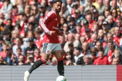 com-gol-de-matheus-cunha-e-homenagens-a-casemiro,-united-vence-pelo-ingles
