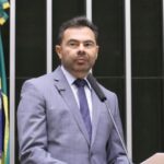 relatorio-mantem-aumento-de-5,4%-no-piso-salarial-dos-professores,-informa-deputado