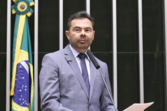 relatorio-mantem-aumento-de-5,4%-no-piso-salarial-dos-professores,-informa-deputado