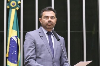 relatorio-mantem-aumento-de-5,4%-no-piso-salarial-dos-professores,-informa-deputado