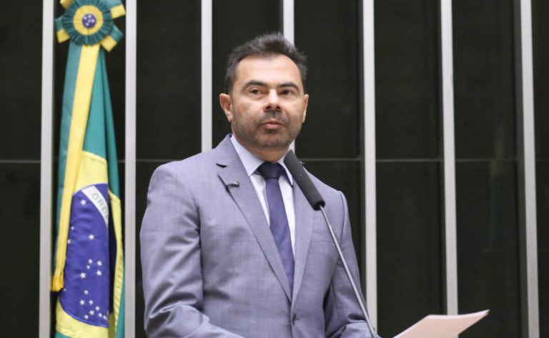 relatorio-mantem-aumento-de-5,4%-no-piso-salarial-dos-professores,-informa-deputado