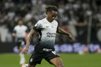 carrillo-conquista-diniz,-‘fura-fila’-e-ganha-espaco-no-corinthians