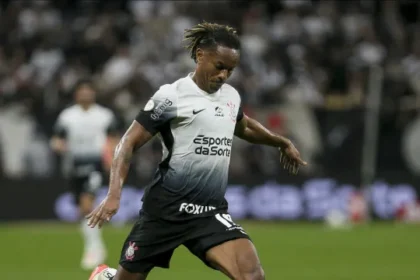 carrillo-conquista-diniz,-‘fura-fila’-e-ganha-espaco-no-corinthians