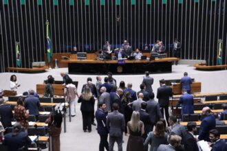 camara-analisa-projeto-que-submete-ao-ministerio-da-agricultura-normas-sobre-especies-animais-e-vegetais;-acompanhe