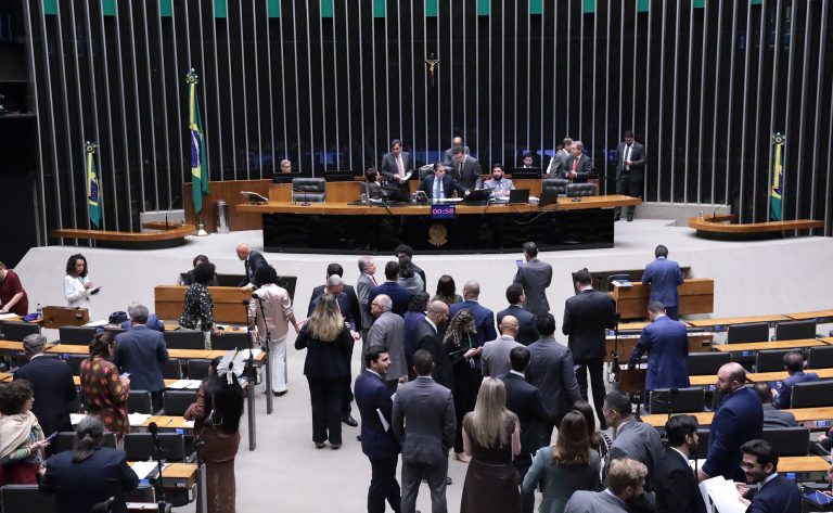 camara-analisa-projeto-que-submete-ao-ministerio-da-agricultura-normas-sobre-especies-animais-e-vegetais;-acompanhe
