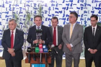 presidente-da-camara-anuncia-transicao-de-um-ano-para-jornada-de-40-horas;-texto-deve-ir-ao-plenario-nesta-quarta