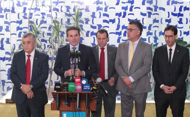 presidente-da-camara-anuncia-transicao-de-um-ano-para-jornada-de-40-horas;-texto-deve-ir-ao-plenario-nesta-quarta