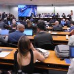 comissao-analisa-parecer-sobre-a-pec-que-propoe-fim-da-escala-6×1;-assista