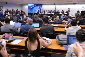 comissao-analisa-parecer-sobre-a-pec-que-propoe-fim-da-escala-6×1;-assista