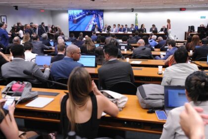 comissao-analisa-parecer-sobre-a-pec-que-propoe-fim-da-escala-6×1;-assista