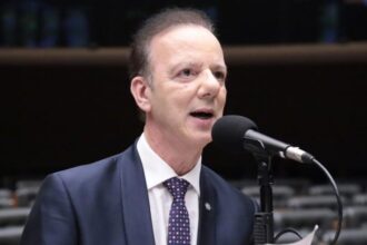 comissao-aprova-projeto-que-proibe-escolas-privadas-de-barrar-o-reaproveitamento-de-livros-didaticos