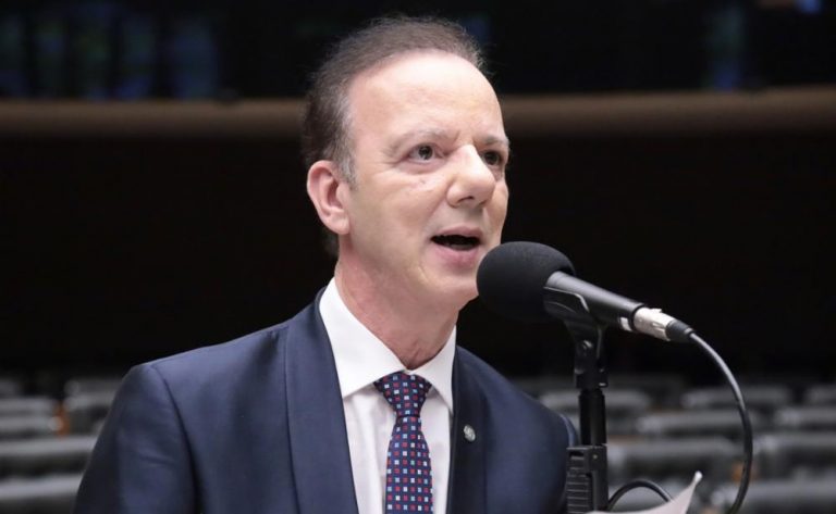 comissao-aprova-projeto-que-proibe-escolas-privadas-de-barrar-o-reaproveitamento-de-livros-didaticos