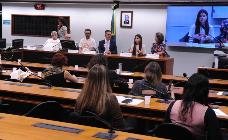 especialistas-e-vitimas-de-enchentes-defendem-apoio-psicologico-para-vitimas-de-desastres-climaticos