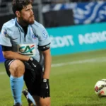 ex-meia-do-lyon-morre-aos-43-anos-a-caminho-de-jogo-de-lendas-na-franca