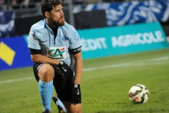 ex-meia-do-lyon-morre-aos-43-anos-a-caminho-de-jogo-de-lendas-na-franca