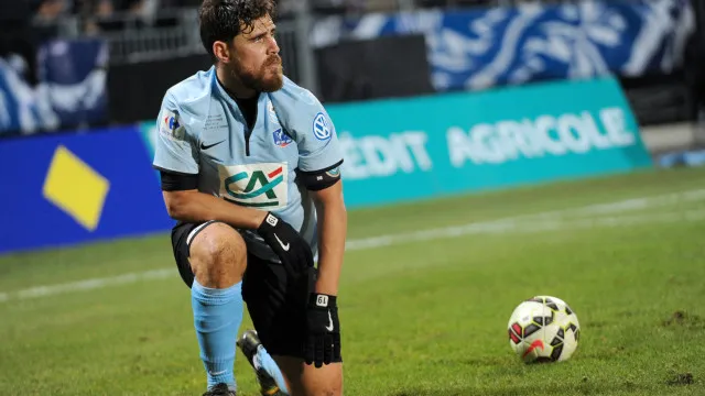 ex-meia-do-lyon-morre-aos-43-anos-a-caminho-de-jogo-de-lendas-na-franca