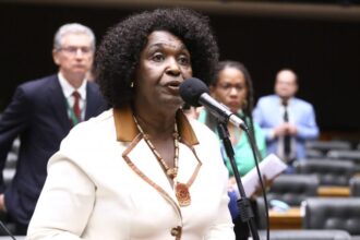 comissao-aprova-projeto-que-obriga-municipios-a-terem-ponto-de-distribuicao-de-absorventes