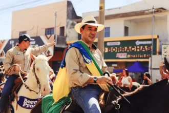pre-candidato-a-governo,-vicentinho-junior-exalta-forca-economica-de-araguaina-ao-participar-de-cavalgada