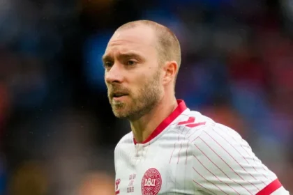 christian-eriksen-desmaia-durante-jogo-da-dinamarca-cinco-anos-apos-parada-cardiaca