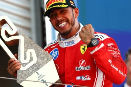 f1:-hamilton-aproveita-estrategia,-vence-gp-de-barcelona-e-ganha-a-primeira-na-ferrari