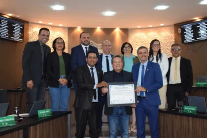 pre-candidato-a-deputado-federal,-osires-damaso-recebe-mocao-de-aplausos-na-camara-de-paraiso