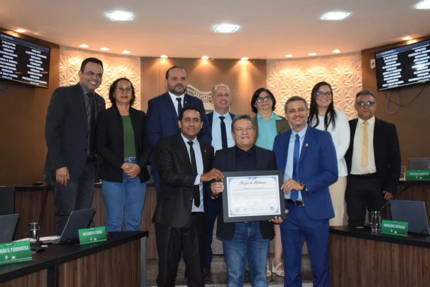 pre-candidato-a-deputado-federal,-osires-damaso-recebe-mocao-de-aplausos-na-camara-de-paraiso
