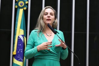 comissao-aprova-divulgacao-da-educacao-de-jovens-e-adultos-em-contas-de-luz-e-agua