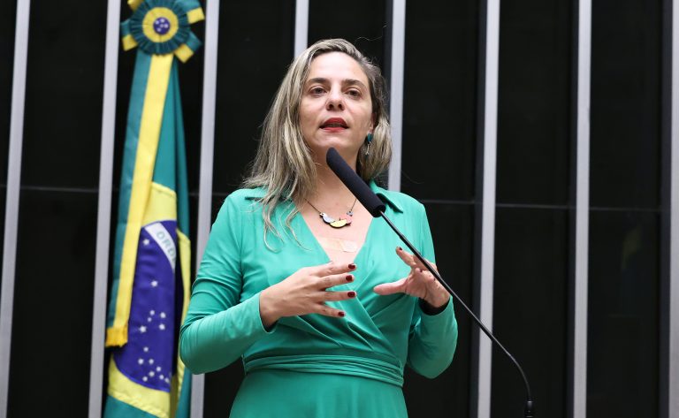 comissao-aprova-divulgacao-da-educacao-de-jovens-e-adultos-em-contas-de-luz-e-agua