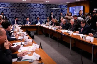 para-destravar-teto-do-mei,-regulacao-da-ia-e-criminalizacao-da-misoginia,-governo-federal-retira-urgencia-do-fim-da-escala-6×1-na-camara