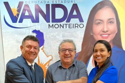 jair-farias-recebe-declaracao-de-apoio-da-deputada-vanda-monteiro-e-do-vereador-marcio-reis-em-palmas