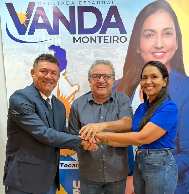 jair-farias-recebe-declaracao-de-apoio-da-deputada-vanda-monteiro-e-do-vereador-marcio-reis-em-palmas
