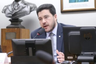 deputado-diz-que-fim-da-“taxa-das-blusinhas”-beneficia-consumidor-de-baixa-renda;-ouca-a-entrevista