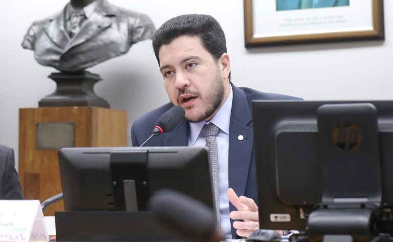 deputado-diz-que-fim-da-“taxa-das-blusinhas”-beneficia-consumidor-de-baixa-renda;-ouca-a-entrevista
