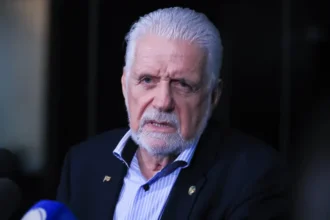 pf-cumpre-mandados-contra-lider-do-governo-no-senado,-jaques-wagner,-em-operacao-sobre-o-banco-master