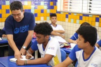nova-lei-fixa-piso-do-magisterio-em-r$-5,1-mil-para-2026-e-altera-regras-de-reajuste