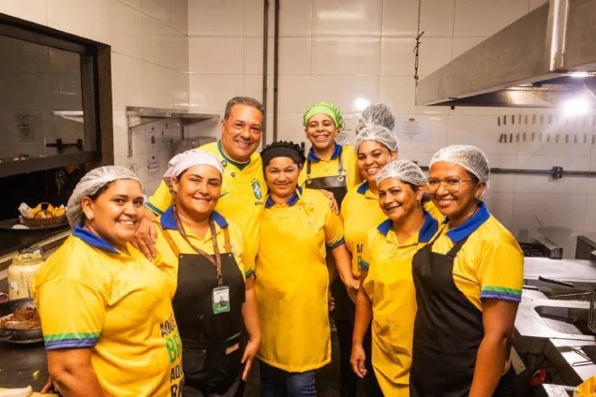 vanderlei-luxemburgo-assiste-segundo-jogo-do-brasil-na-copa-ao-lado-da-populacao-de-paraiso-do-tocantins